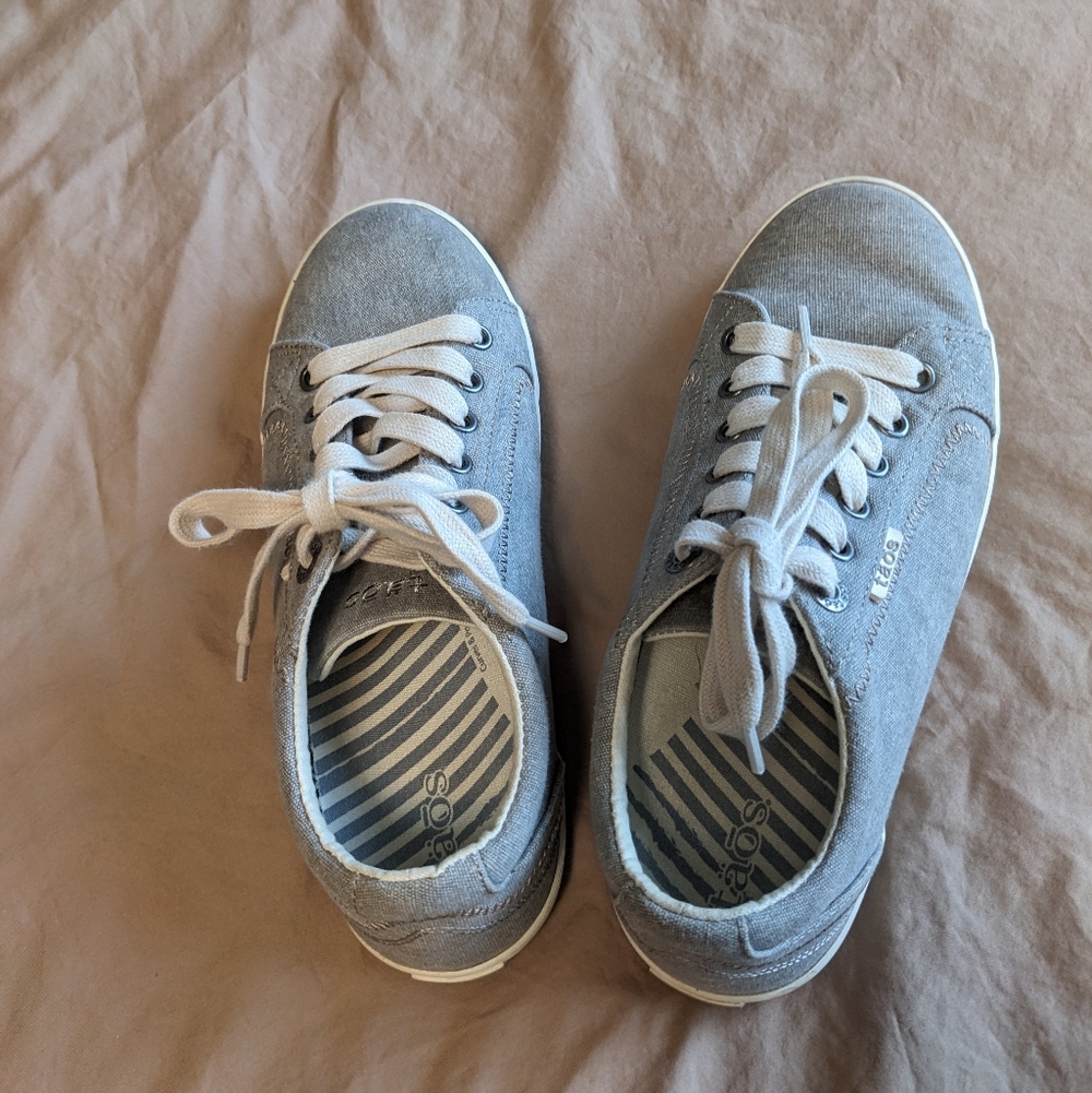 Taos Footwear Light Gray Canvas Sneakers